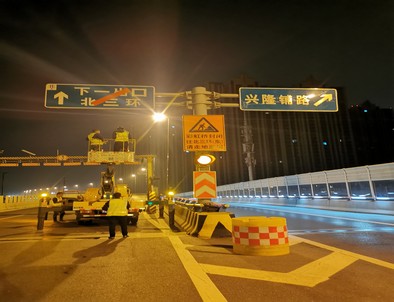 河北郑州市北三环彩虹桥交通标志牌安装现场